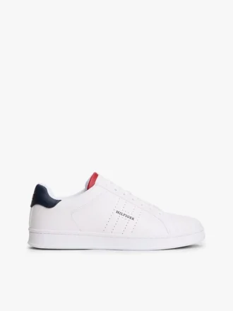 Adidași cu logo monotip