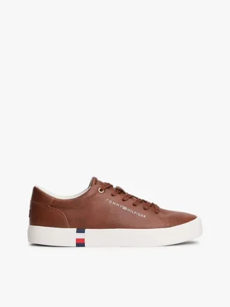 Adidași de teniș cu logo metalic și textură granulată