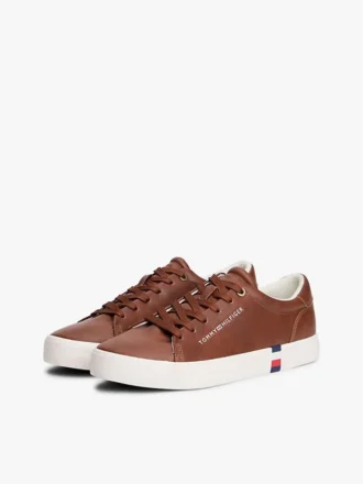 Adidași de teniș cu logo metalic și textură granulată
