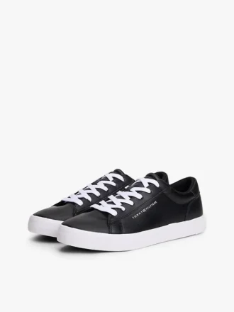 Adidași de teniș cu logo metalic și textură granulată