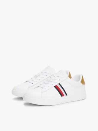 Adidași de teniș din piele cu dungi caracteristice