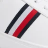 Adidași de teniș din piele cu dungi caracteristice Adidași de teniș din piele cu dungi caracteristice