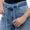 Blugi cu talie înaltă și croi larg, cu curea Blugi cu talie înaltă și croi larg, cu curea