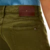 Blugi drepți, vopsiți în întregime, croi regular