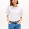 Bluză cu ochiuri brodate și materiale mixte Bluză cu ochiuri brodate și materiale mixte