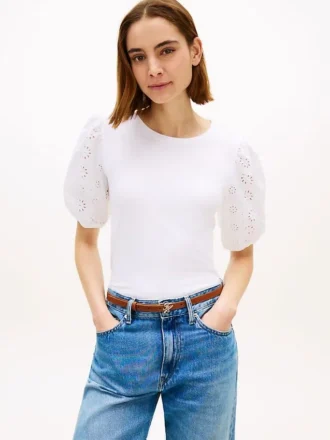 Bluză cu ochiuri brodate și materiale mixte