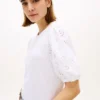 Bluză cu ochiuri brodate și materiale mixte Bluză cu ochiuri brodate și materiale mixte