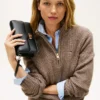 Clutch cu clapă texturată și închizătoare cu monogramă Clutch cu clapă texturată și închizătoare cu monogramă