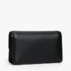 Clutch cu clapă texturată și închizătoare cu monogramă Clutch cu clapă texturată și închizătoare cu monogramă