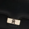 Clutch cu clapă texturată și închizătoare cu monogramă Clutch cu clapă texturată și închizătoare cu monogramă