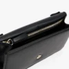 Clutch cu clapă texturată și închizătoare cu monogramă Clutch cu clapă texturată și închizătoare cu monogramă