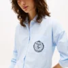 Cămașă cu dungi și logo Crest, croială relaxată Cămașă cu dungi și logo Crest, croială relaxată