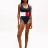 Costum de baie dintr-o bucată cu blocuri de culoare Costum de baie dintr-o bucată cu blocuri de culoare