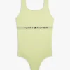 Costum de baie pentru fete cu guler pătrat și logo Costum de baie pentru fete cu guler pătrat și logo