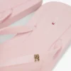 Flip-flop cu detalii metalice cu monogramă