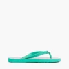 Flip-flop cu imprimeu monogramă și accesorii metalice