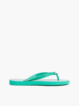 Flip-flop cu imprimeu monogramă și accesorii metalice Flip-flop cu imprimeu monogramă și accesorii metalice