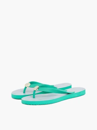 Flip-flop cu imprimeu monogramă și accesorii metalice Flip-flop cu imprimeu monogramă și accesorii metalice