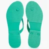 Flip-flop cu imprimeu monogramă și accesorii metalice