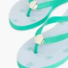 Flip-flop cu imprimeu monogramă și accesorii metalice