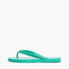 Flip-flop cu imprimeu monogramă și accesorii metalice