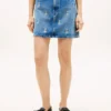 Fustă mini din denim cu talie înaltă și emblemă pe toată suprafața Fustă mini din denim cu talie înaltă și emblemă pe toată suprafața