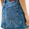 Fustă mini din denim cu talie înaltă și emblemă pe toată suprafața Fustă mini din denim cu talie înaltă și emblemă pe toată suprafața