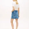 Fustă mini din denim cu talie înaltă și emblemă pe toată suprafața Fustă mini din denim cu talie înaltă și emblemă pe toată suprafața