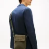 Geantă crossbody cu clapă din piele de căprioară Geantă crossbody cu clapă din piele de căprioară