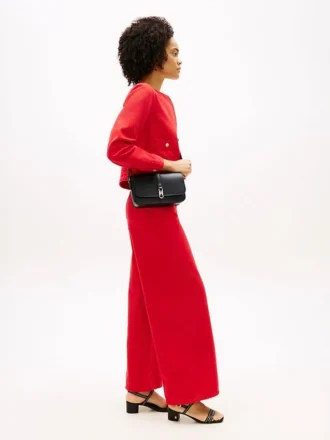 Geantă crossbody cu clapă și monogramă lustruită