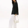 Geantă crossbody cu clapă și monogramă lustruită Geantă crossbody cu clapă și monogramă lustruită