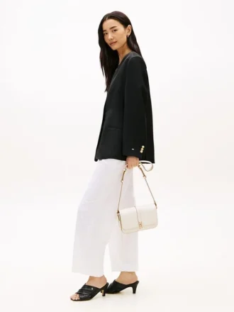 Geantă crossbody cu clapă și monogramă lustruită