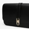 Geantă crossbody cu clapă și monogramă lustruită Geantă crossbody cu clapă și monogramă lustruită