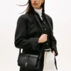 Geantă crossbody cu clapă și monogramă lustruită Geantă crossbody cu clapă și monogramă lustruită