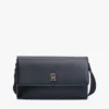 Geantă crossbody cu clapă și textură granulată Geantă crossbody cu clapă și textură granulată
