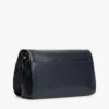 Geantă crossbody cu clapă și textură granulată Geantă crossbody cu clapă și textură granulată