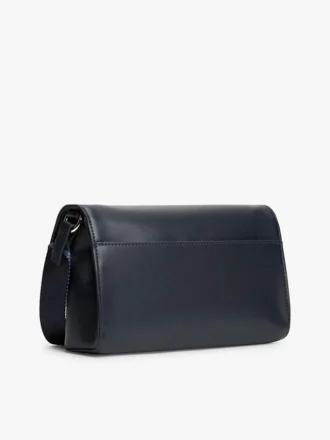 Geantă crossbody cu clapă și textură granulată