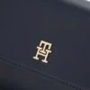 Geantă crossbody cu clapă și textură granulată Geantă crossbody cu clapă și textură granulată