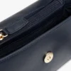 Geantă crossbody cu clapă și textură granulată Geantă crossbody cu clapă și textură granulată