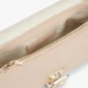 Geantă crossbody cu curea cu lanț și închizătoare cu monogramă Geantă crossbody cu curea cu lanț și închizătoare cu monogramă