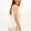 Geantă crossbody cu curea cu lanț și închizătoare cu monogramă Geantă crossbody cu curea cu lanț și închizătoare cu monogramă