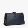 Geantă crossbody cu lanț și monogramă lustruită Geantă crossbody cu lanț și monogramă lustruită