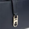 Geantă crossbody cu lanț și monogramă lustruită Geantă crossbody cu lanț și monogramă lustruită