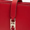 Geantă crossbody cu lanț și monogramă lustruită Geantă crossbody cu lanț și monogramă lustruită