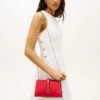Geantă crossbody cu lanț și monogramă lustruită Geantă crossbody cu lanț și monogramă lustruită