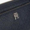 Geantă crossbody cu monogramă în relief pe toată suprafața Geantă crossbody cu monogramă în relief pe toată suprafața