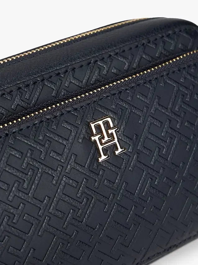 Geantă crossbody cu monogramă în relief pe toată suprafața Geantă crossbody cu monogramă în relief pe toată suprafața