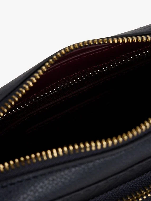Geantă crossbody cu monogramă în relief pe toată suprafața Geantă crossbody cu monogramă în relief pe toată suprafața