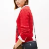 Geantă crossbody cu monogramă în relief pe toată suprafața Geantă crossbody cu monogramă în relief pe toată suprafața