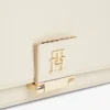Geantă crossbody cu închidere cu clapă și monogramă Geantă crossbody cu închidere cu clapă și monogramă